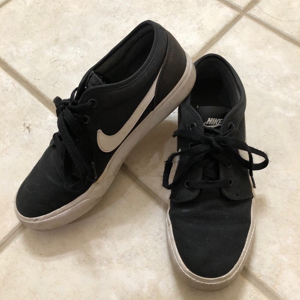 Black Nike Shoes